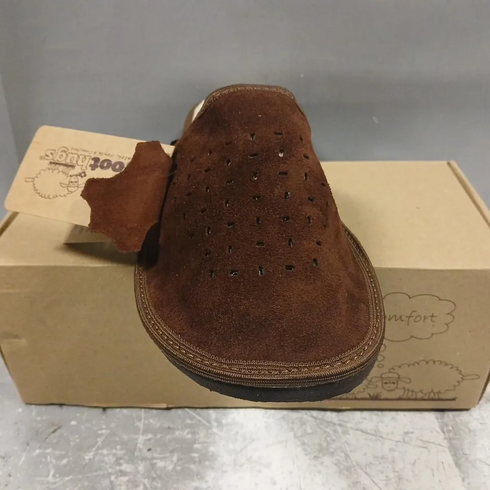 BOXED PAIR OF FOOT HUGS MEN'S SUEDE LEATHER SLIPPERS IN DARK BROWN SIZE UK 11