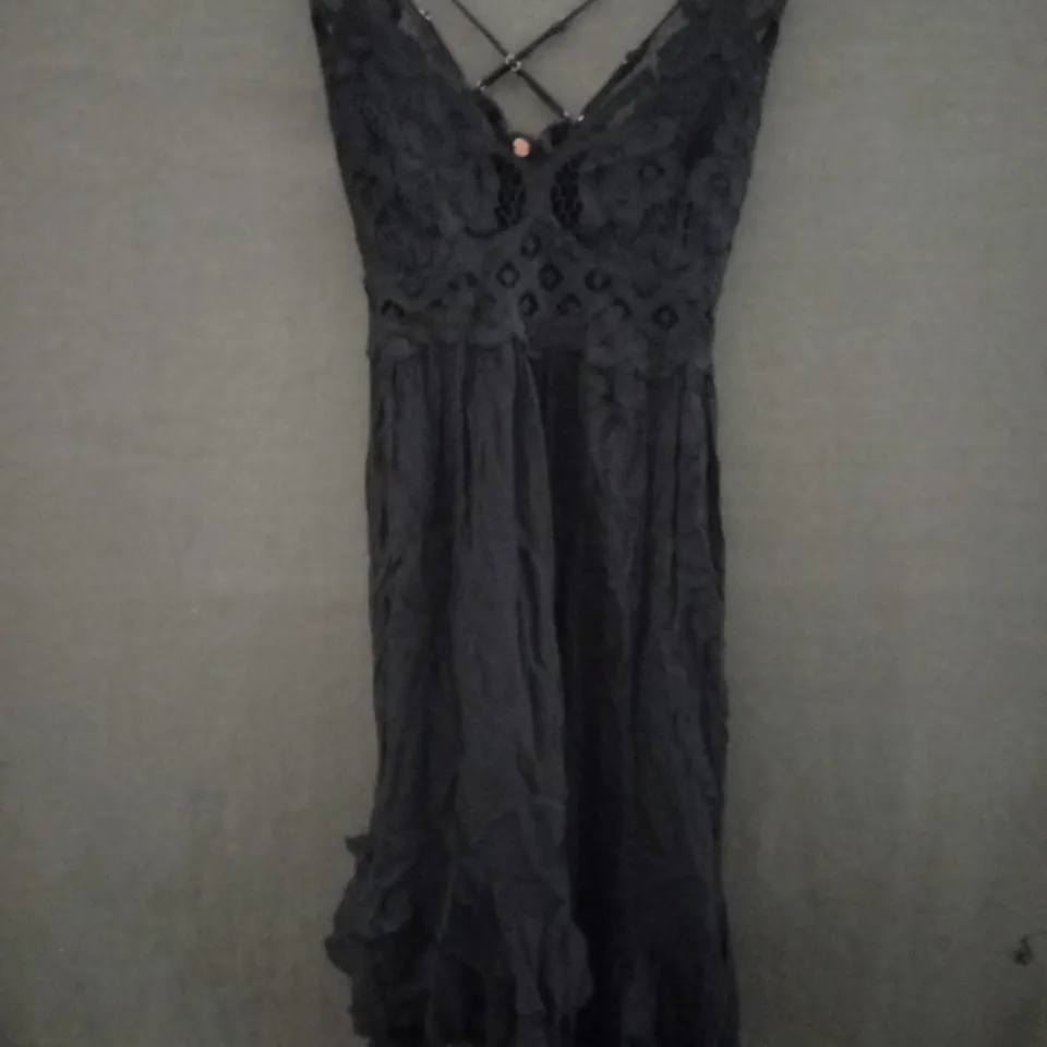 FREE PEOPLE CROSS STRAP DRESS IN BLACK - SMALL