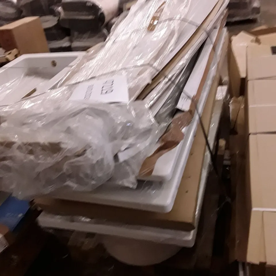 PALLET OF ASSORTED BATHROOM PARTS INCLUDING BATHTUBS & BATH PANELS
