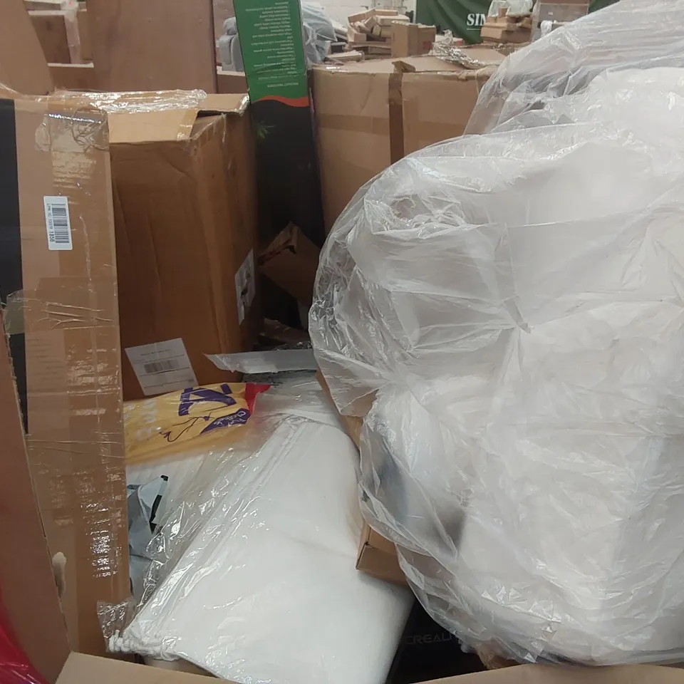 PALLET OF ASSORTED ITEMS INCLUDING: WIRELESS KARAOKE BOOM BOX, DOOR MATS, RETRACTABLE GATE, CPAP PILLOW, FOLDING FOOTBALL GOAL ECT