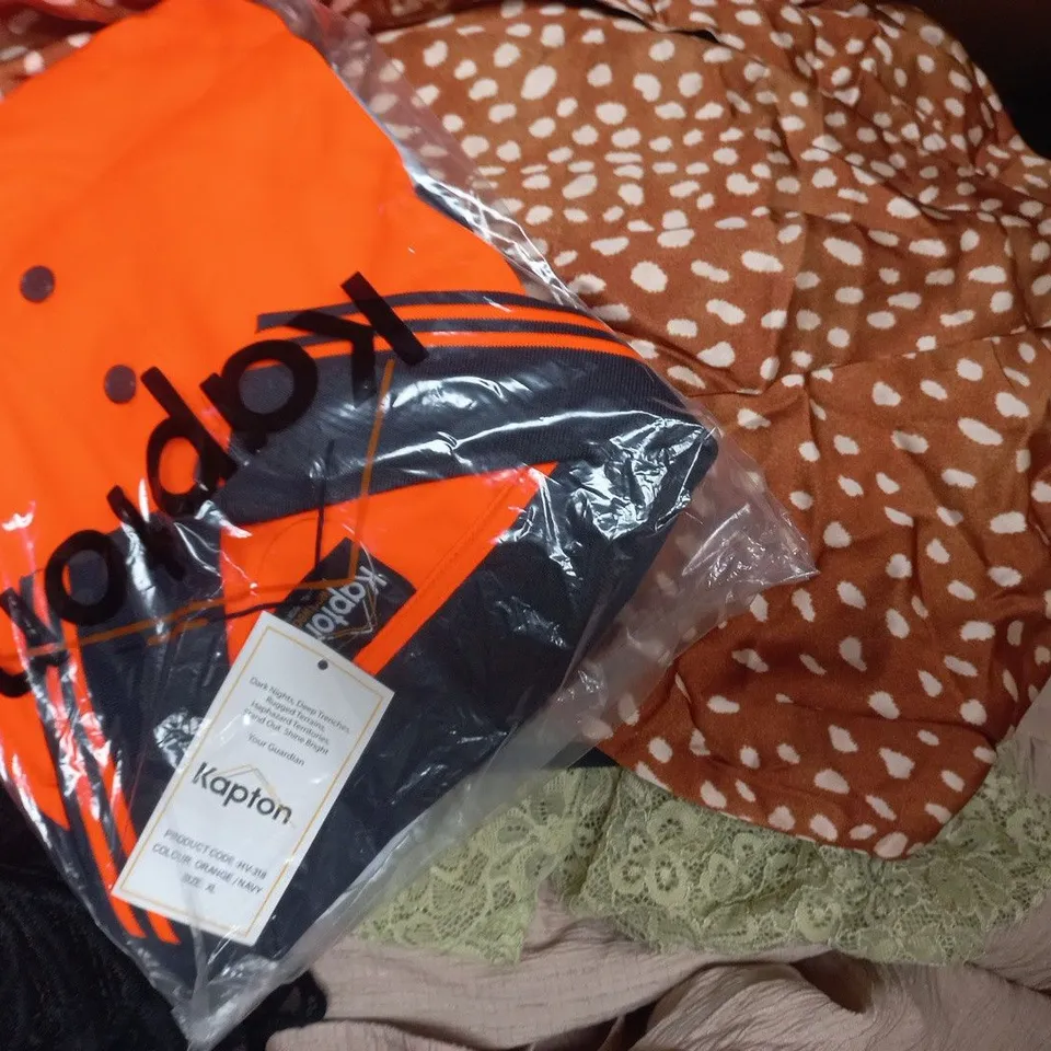 APPROXIMATELY 20 ASSORTED CLOTHING AND FASHION PRODUCTS IN VARIOUS STYLES AND SIZES - COLLECTION ONLY