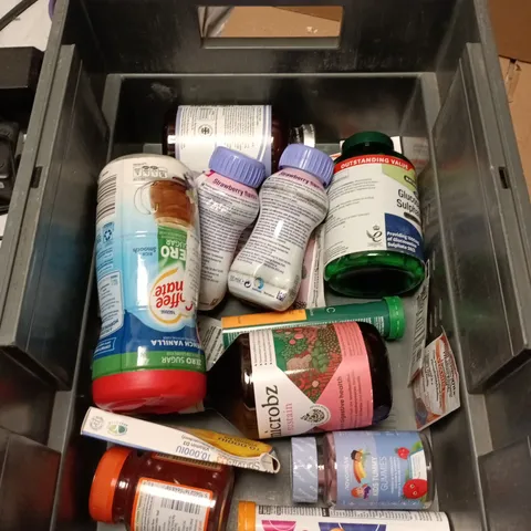 TOTE OF APPROXIMATELY 14 ASSORTED FOOD AND DRINK ITEMS TO INCLUDE: KIKKOMAN 1L SOYSAUCE 