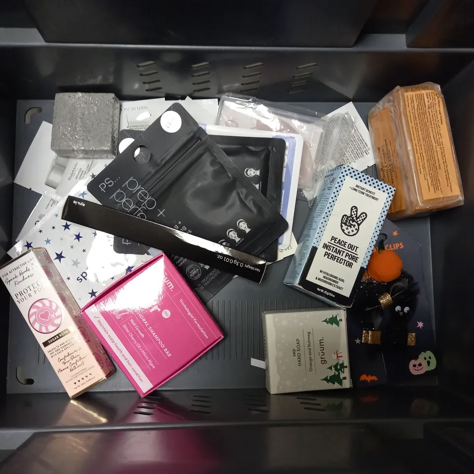 BOX OF APPROXIMATELY 20 COSMETIC ITEMS TO INCLUDE - STITCH MAKE UP BRUSHES - CORSODYL MOUTHWASH - MANSCAPED CROP REVIVER - ETC