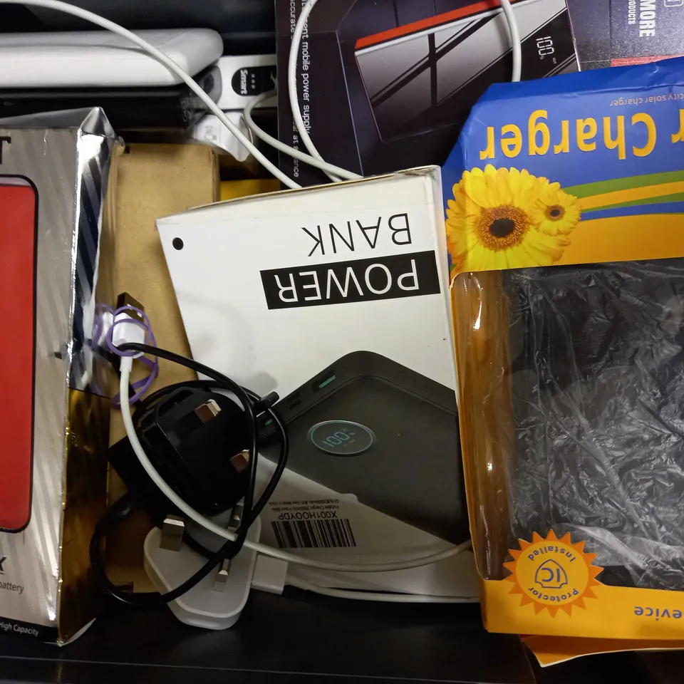 LOT OF APPROXIMATELY 15 POWER BANKS