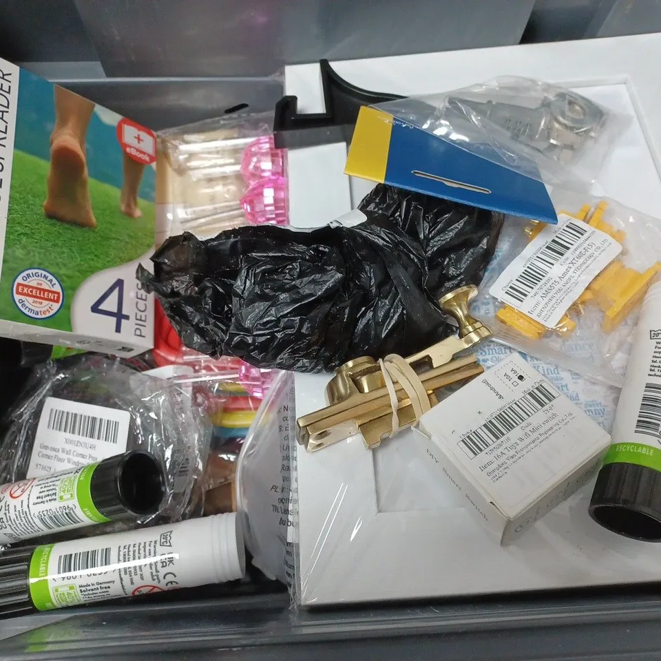 BOX OF APPROXIMATELY 12 ASSORTED ITEMS TO INCLUDE - EGG TIMER , 15 PARTY BALLOONS , COLLAPSIBLE DOG BOWL ETC