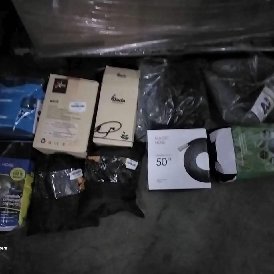 PALLET OF ASSORTED ITEMS INCLUDING GADA GARDEN HOSE, MAGIC HOSE, FIXKIT EXPANDABLE HOSE, WEUE GARDEN HOSE, KETTOGA EXPANDABLE GARDEN HOSE, FOWONG HEAVY DUTY DOR DRAFT STOPPER 