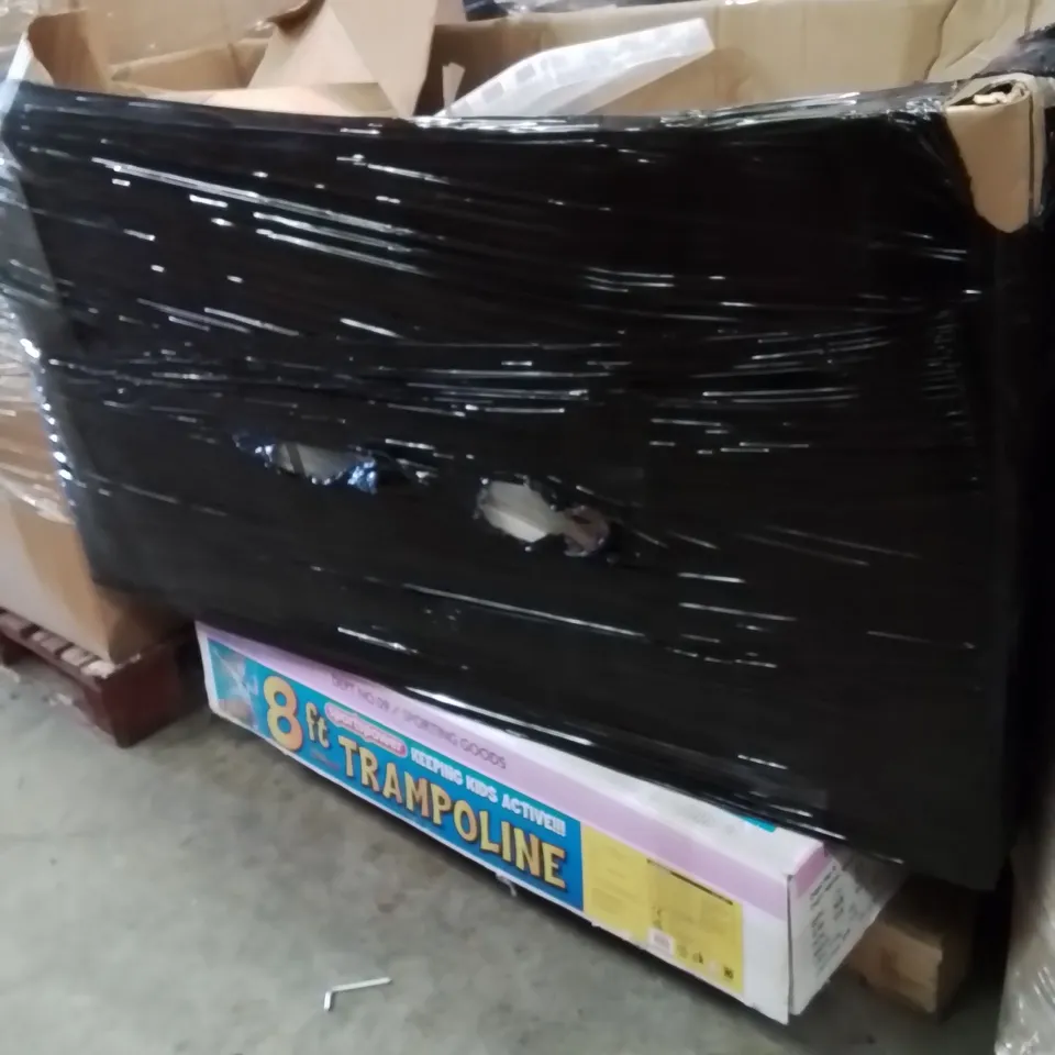 PALLET OF GARDEN PRODUCTS TO INCLUDE;TRAMPOLINES