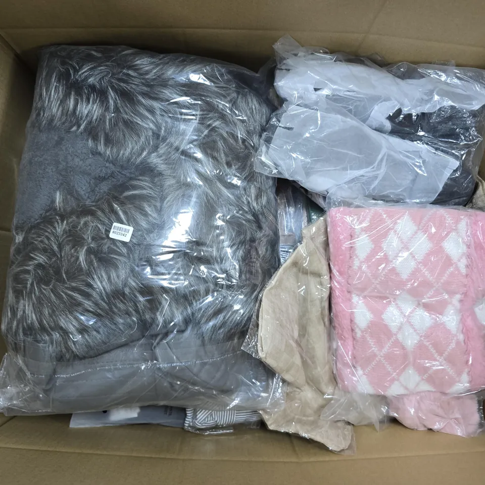 APPROXIMATELY 20 ASSORTED CLOTHING ITEMS IN VARIOUS SIZES, STYLES & COLOURS TO INCLUDE BRANDS SUCH AS LA MAREY, TAMSY, CLASSIC, ETC - COLLECTION ONLY