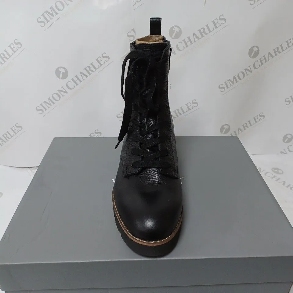 BOXED PAIR OF VIONIC LANI LACE BOOTS BLACK SIZE 5