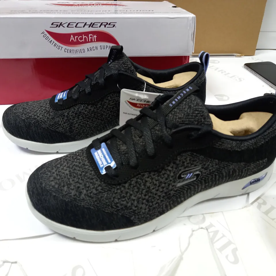 SKECHERS ARCHFIT LAVISH WISH- BLACK/WHITE SIZE-4 WOMEN 7