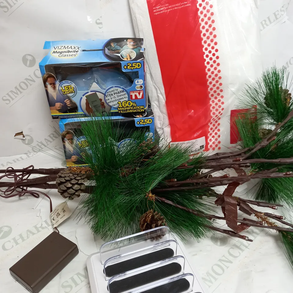 BOX OF APPROXIMATELY 10 ITEMS TO INCLUDE MAGNIBRITE GLASSES, DÉCOR, CHARGING STATION ETC
