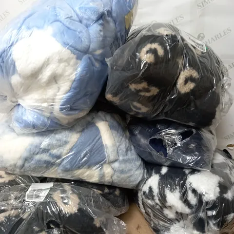 APPROXIMATELY 10 ASSORTED ITEMS OF HOME CLOTHING TO INCLUDE OVERSIZED SHERPA COATIGAN SIZE S/M, PJ SET SIZE L, LOUNGE SET SIZE S 