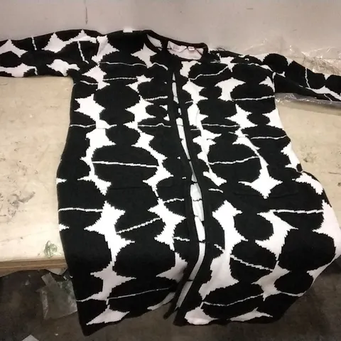 4 BOXES OF 3 × APPROXIMATELY 9, 1 × 3 BRAND NEW BEN DE LISI DESIGNER WINTER COATIGAN WITH POCKETS WARM WHITE & BLACK - SIZE XS