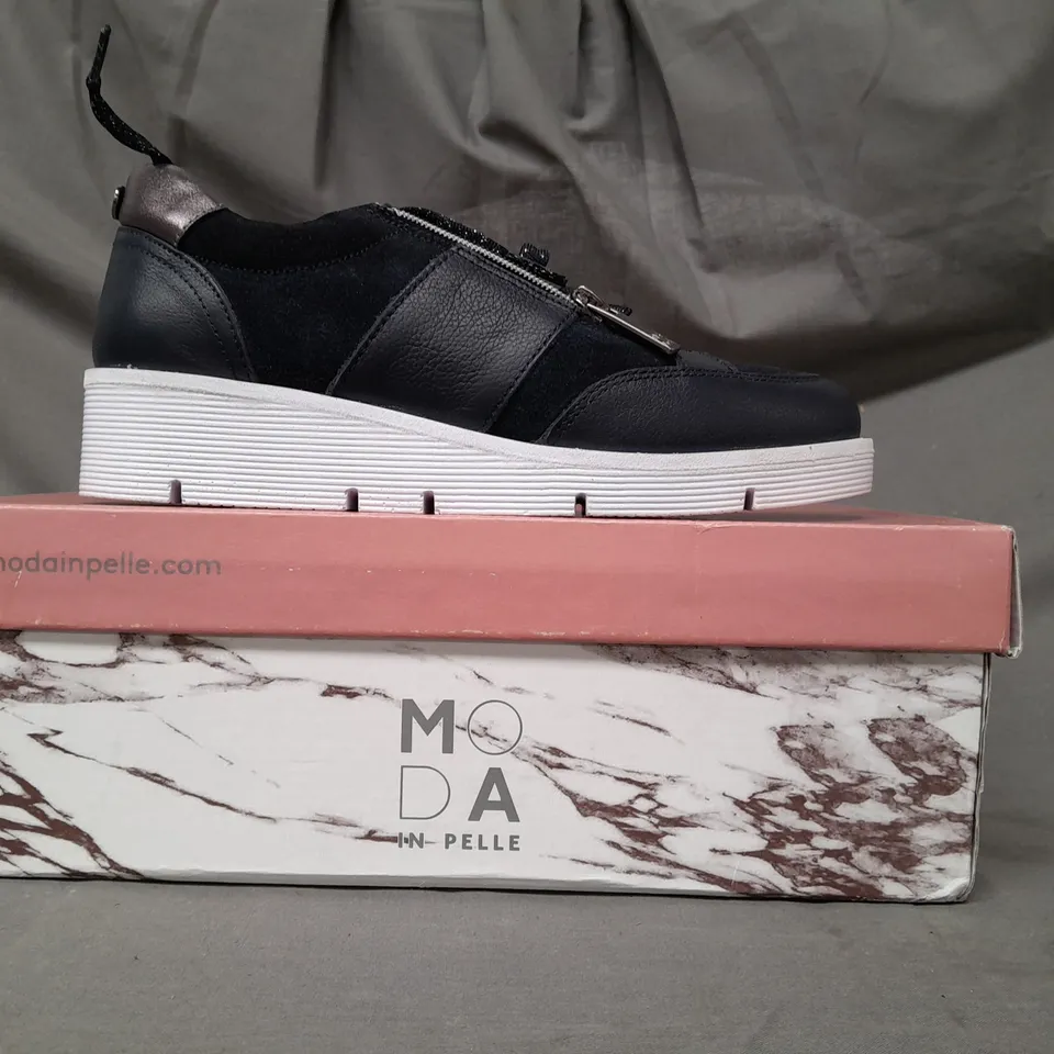 BOXED PAIR OF MODA IN PELLE AMBIENNE LEATHER WEDGE TRAINERS WITH SIDE ZIP IN NAVY EU SIZE 37