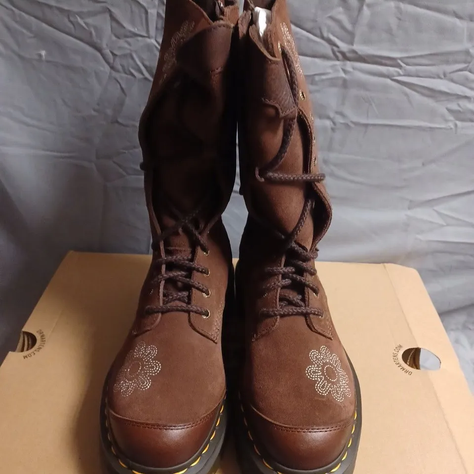 BOXED PAIR OF DR. MARTENS FLORAL EMBROIDERED LEATHER BOOTS – UK SIZE 7 