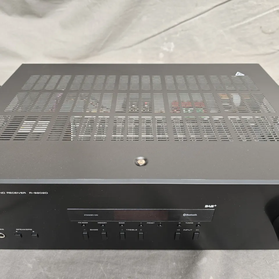 YAMAHA RS202D BLACK STEREO RECEIVER DAB SILVER 220 VOLTS