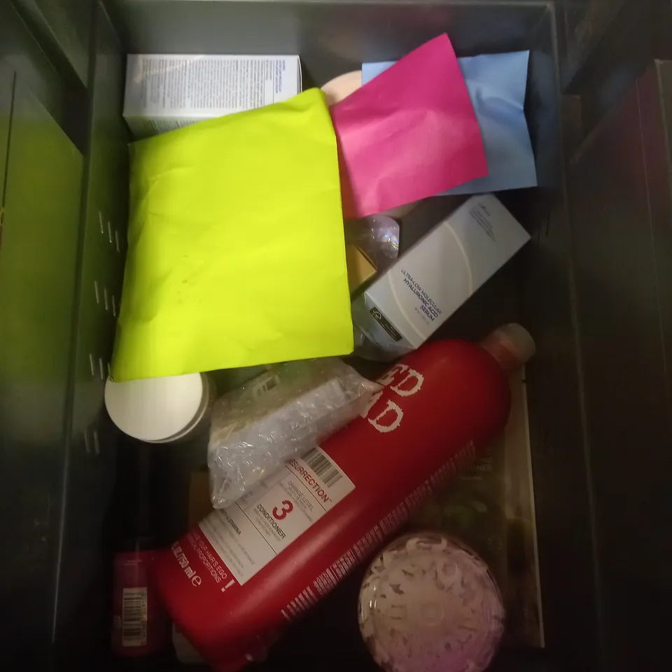 APPROXIMATELY 20 ASSORTED COSMETIC PRODUCTS TO INCLUDE - NIP & FAB EYE PATCHES - TEMPLESPA CLEANSER - CLEO CARA HAIR WAX STICK - ETC 