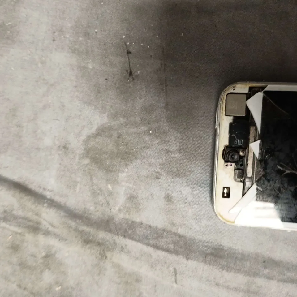 APPLE IPHONE 5/5S (WHITE) – FRONT SCREEN CRACKED; BACK PANEL DAMAGED 