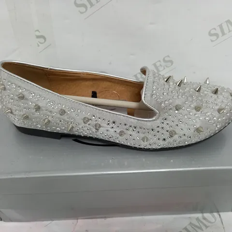 FLAT HEELED SILVER SATIN SPIKEY SHOE SIZE 6
