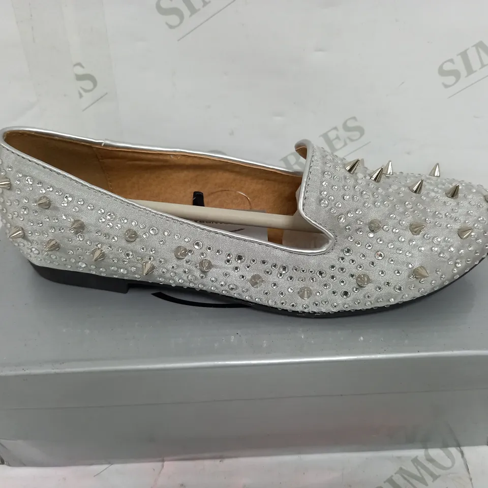 FLAT HEELED SILVER SATIN SPIKEY SHOE SIZE 6