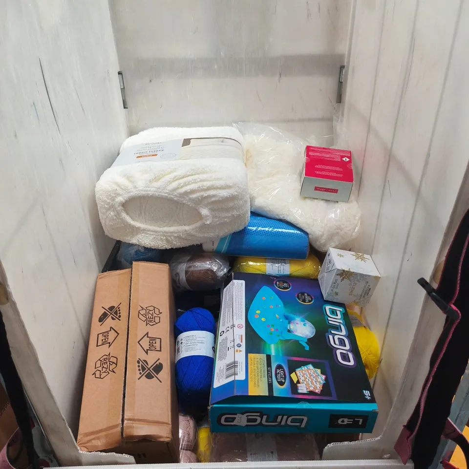 CAGE OF APPROXIMATELY 15 ASSORTED HOUSEHOLD ITEMS 