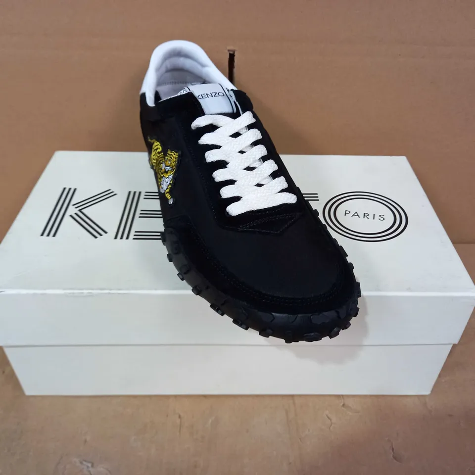 BOXED PAIR OF KENZO TRAINERS IN BLACK/WHITE WITH EMBROIDED TIGER UK SIZE 8