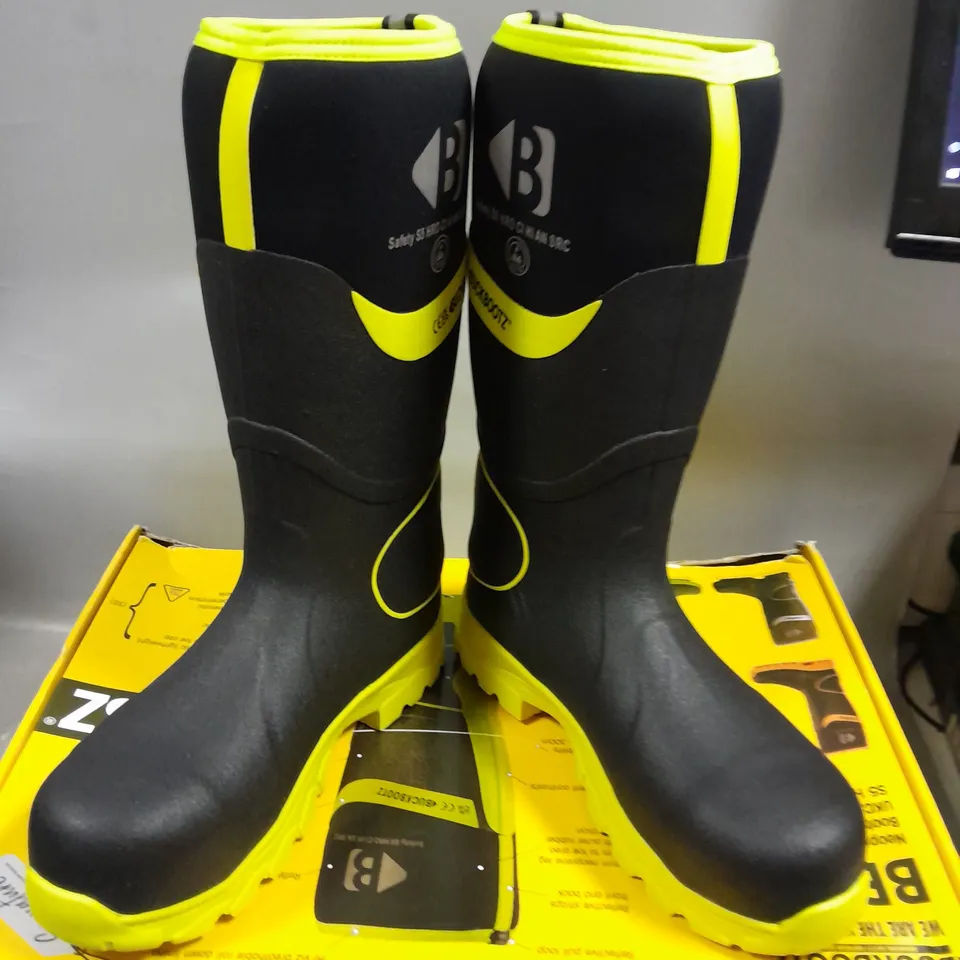 BOXED PAIR OF BUCKBOOTZ RUBBER NEOPRENE WATERPROOF KNEE HIGH BOOT IN BLACK/YELLOW SIZE 10