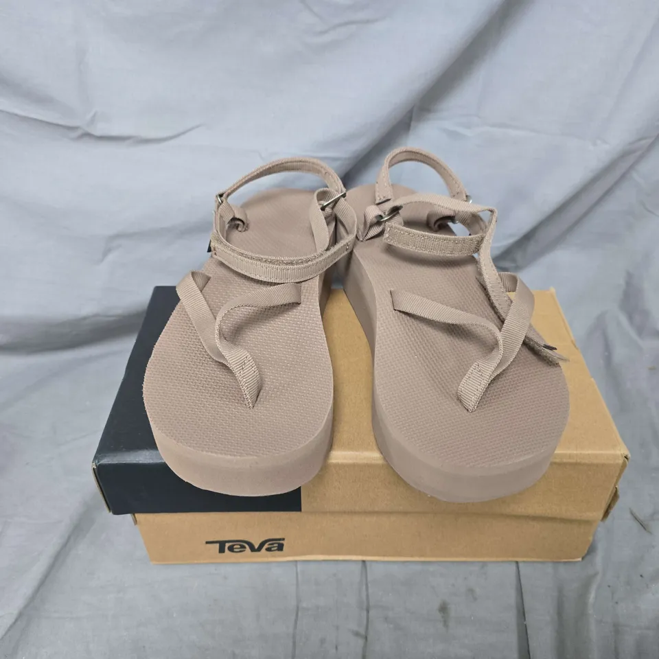 BOXED PAIR OF TEVA WOMENS PLATFORM SANDALS IN BROWN - UK 6