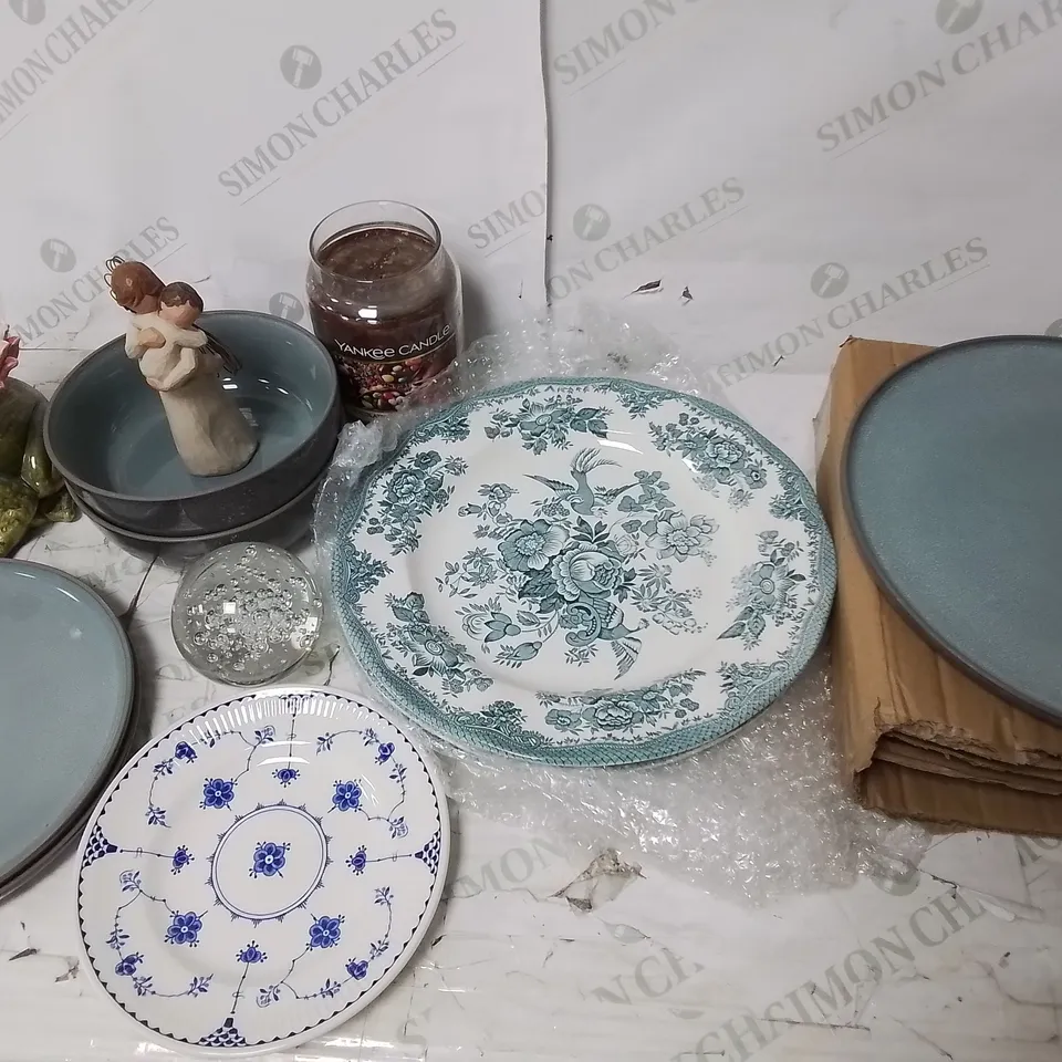 LOT OF ASSORTED HOUSEHOLD ITEMS TO INCLUDE PLATE, FROG THEMED LIGHT AND ENOCH WEDGWOOD PLATES