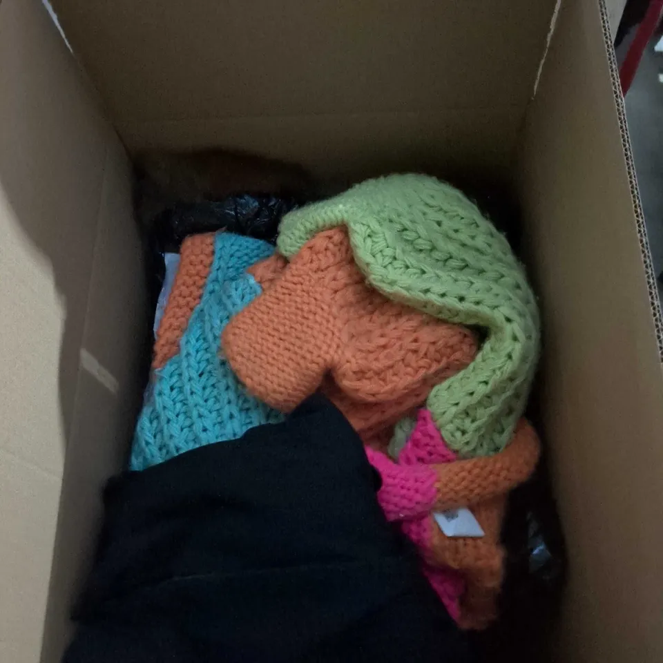 BOX OF APPROXIMATELY 25 ASSORTED CLOTHING ITEMS TO INCLUDE: BLEND JEANS AND FOOTBALL SHIRT