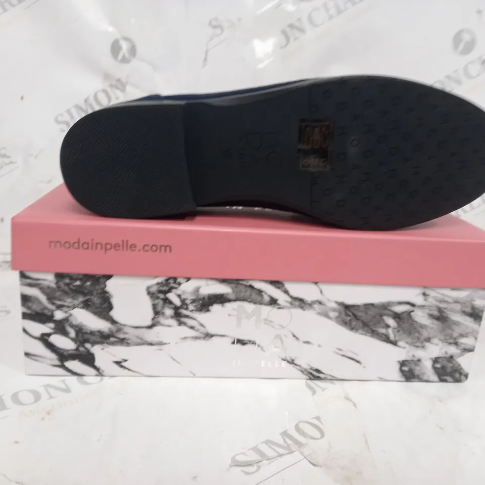 PAIR OF MODA IN PELLE ENLEENA WIDE SUEDE LOAFERS IN NAVY SIZE 30