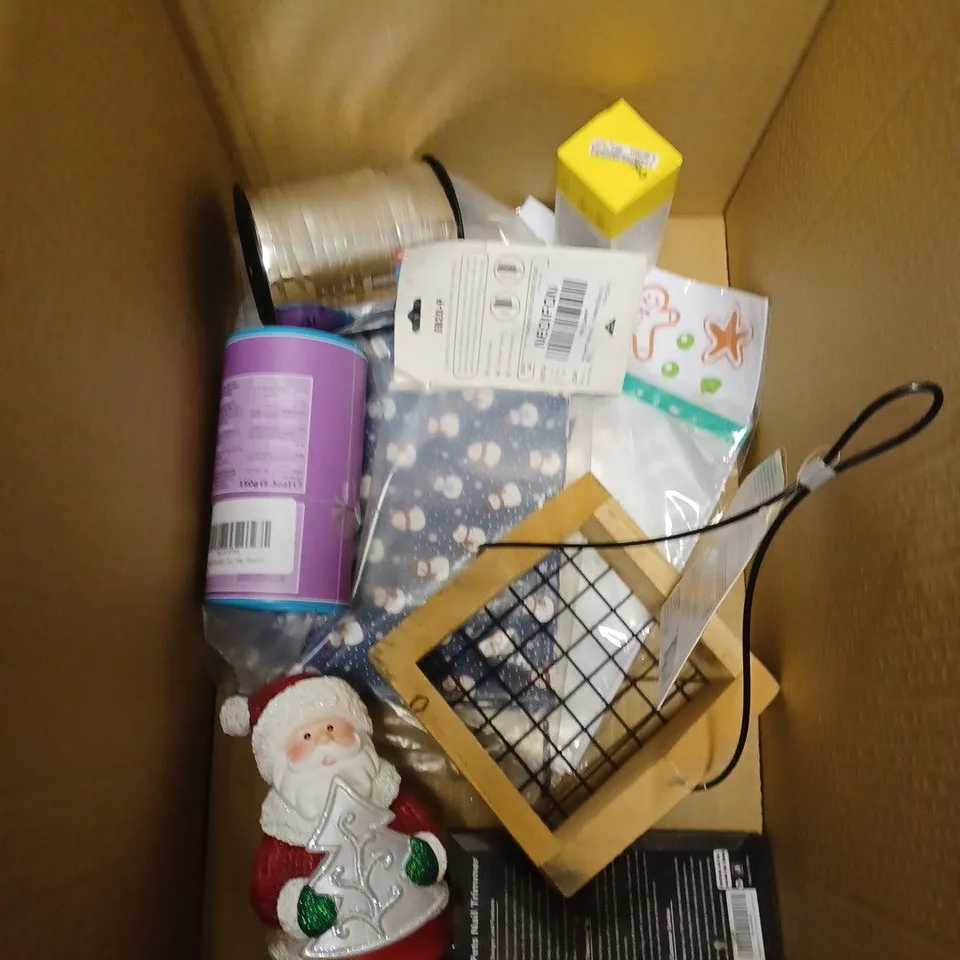 BOX OF APPROXIMATELY 5 ASSORTED ITEMS TO INCLUDE FUDGE SET, BIRD HOUSE, MOISTURISER ETC 