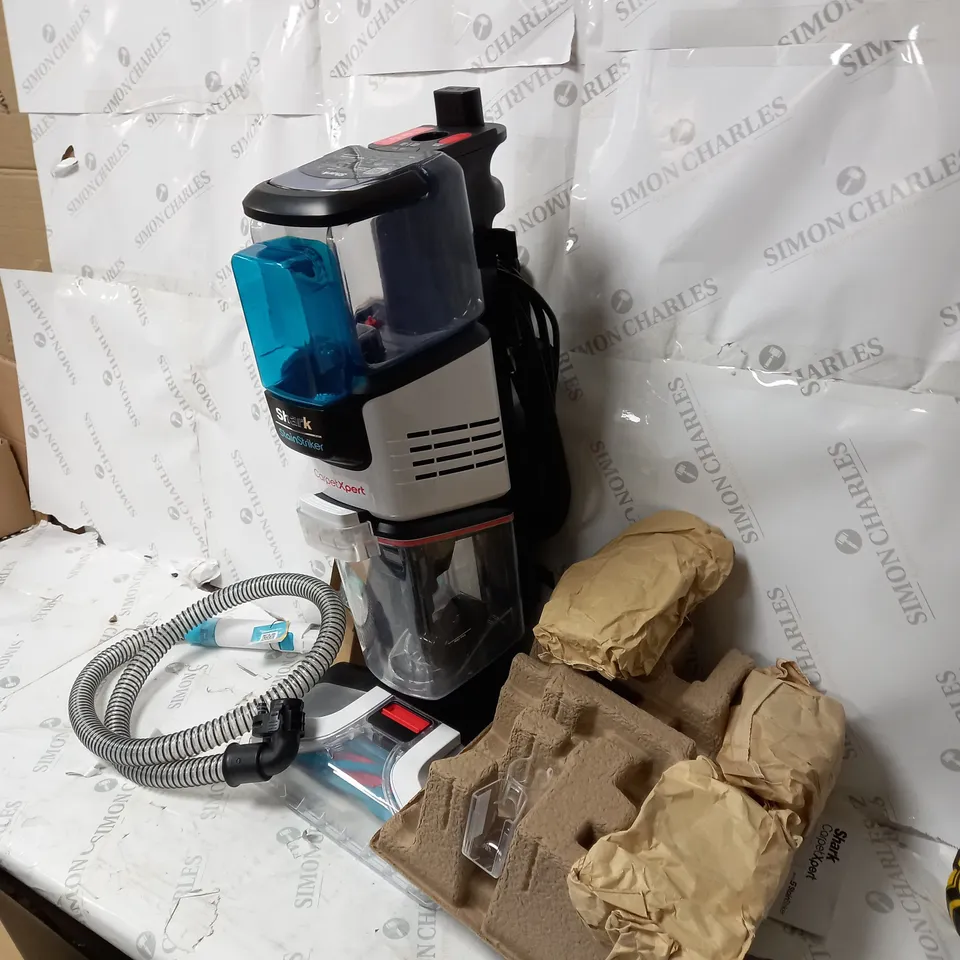 BOXED SHARK CARPET XPERT DEEP CARPET CLEANER & BUILT IN STAIN STRIKER EX200UK