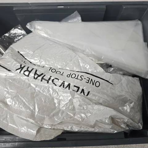 APPROXIMATELY 12 ASSORTED HOUSEHOLD ITEMS TO INCLUDE RUBBER MALLET, FOOD SCOOP, TRIANGLE SWEET BAG, ETC