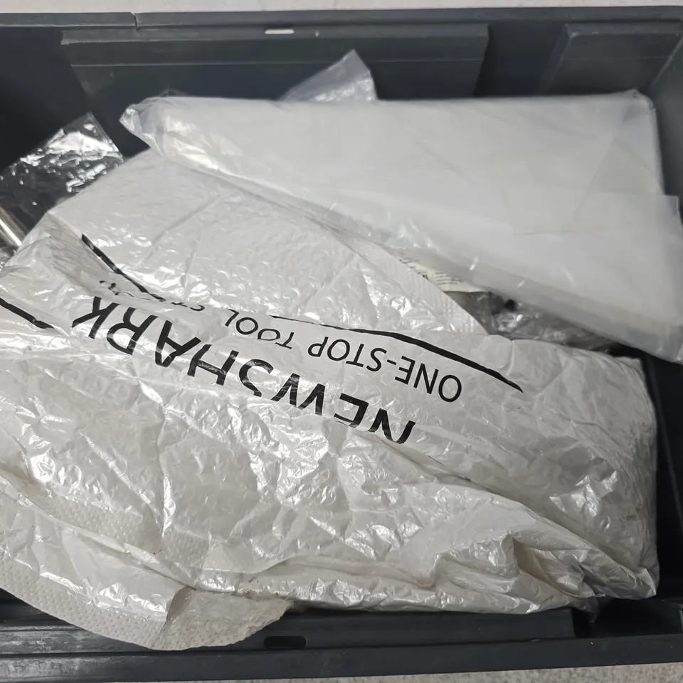 APPROXIMATELY 12 ASSORTED HOUSEHOLD ITEMS TO INCLUDE RUBBER MALLET, FOOD SCOOP, TRIANGLE SWEET BAG, ETC