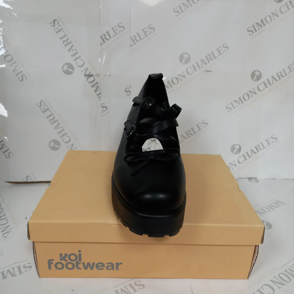 BOXED KOI FOOTWEAR NO CUDDLES BEAR FLATFORM THONG SANDALS SIZE 11