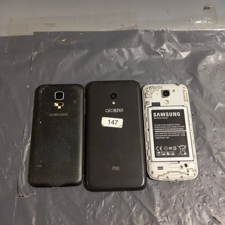 LOT OF 3 ASSORTED FAULTY MOBILE PHONES TO INCLUDE SAMSUNG AND ALCATEL 