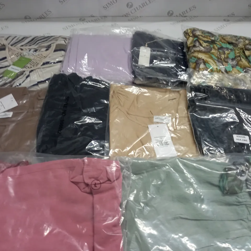 LOT OF 10 ASSORTED BAGGED CLOTHING ITEMS TO INCLUDE MAISON DE NIMES AND EMELIA - VARIOUS SIZES