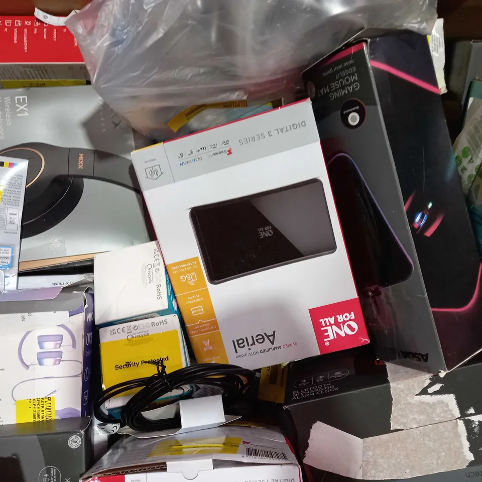 BOX OF APPROXIMATELY 20 ASSORTED ELECTRICAL ITEMS TO INCLUDE ONN POCKET RADIO, ASDA TECH CHARGING PLUG, ASDA TECH PERSONAL CD PLAYER, ETC