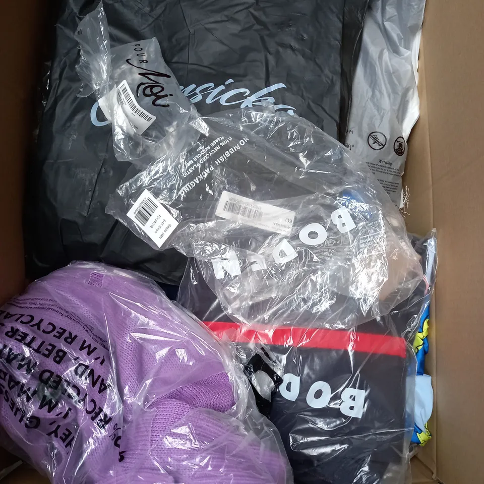 BOX OF APPROXIMATELY 25 ASSORTED CLOTHING ITEMS TO INCLUDE - SHORTS , SHIRT ,JACKET ETC