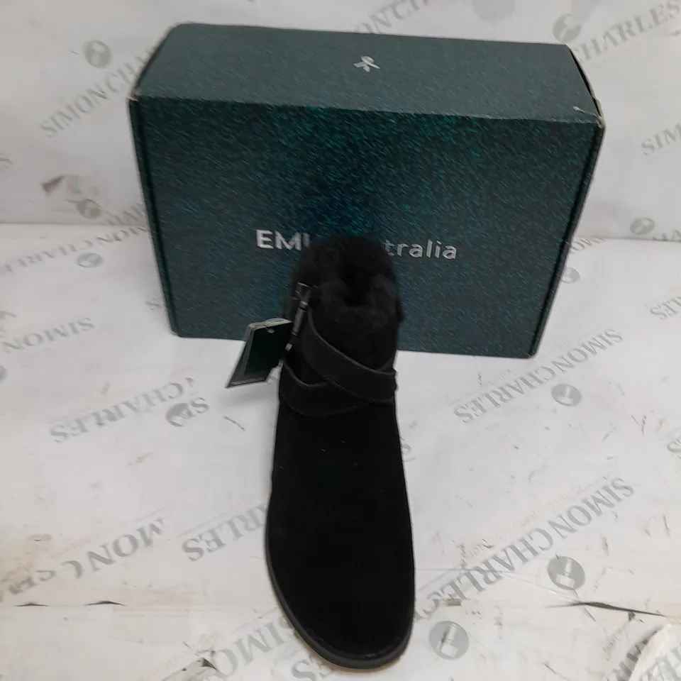 BOXED PAIR OF EMU MERAK SUEDE BOOTS IN BLACK - SIZE 5
