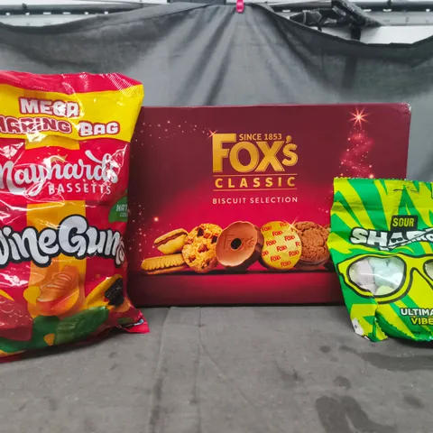 APPROXIMATELY 4 ASSORTED FOOD AND DRINK ITEMS TO INCLUDE WINE GUMS, FOX'S, ETC
