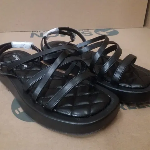 BOX CONTAINING APPROXIMATELY 6 PAIRS OF BRAND NEW SIMPLY BE BLACK PHOEBE WIDE SANDALS - SIZE 6