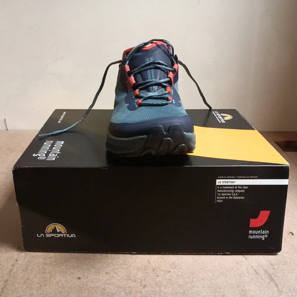 BOXED PAIR OF LA SPORTIVA MOUNTAIN RUNNING TRAINERS IN HURRICANE/DEEP SEA SIZE UK 10.5