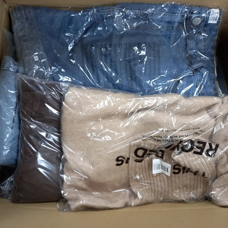LARGE QUANTITY OF ASSORTED CLOTHING TO INCLUDE MINI SKIRT, FLEECE, ETC