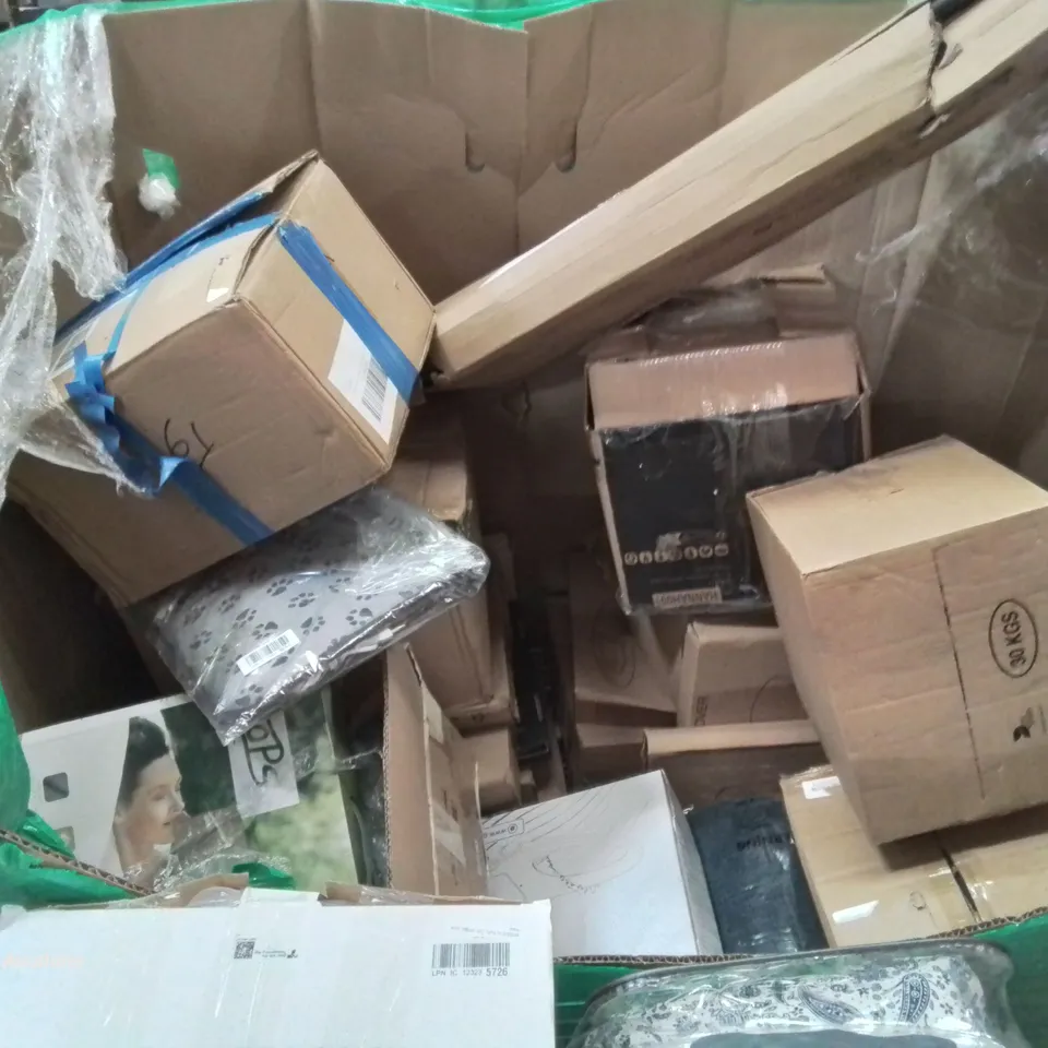 PALLET CONTAINING VARIOUS BOXED HOUSEHOLD ITEMS TO INCLUDE: WEIGHTED BLANKET, TOILET SEAT,  AUTOMATIC CAT LITTER BOX, WIFI AIR PURIFIER AND LOTS MORE UNMARKED BOXED ITEMS.