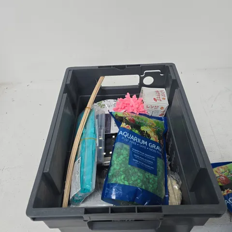 TOTE OF APPROXIMATELY 8 ASSORTED ITEMS TO INCLUDE: AQUARIUM GRAVEL 
