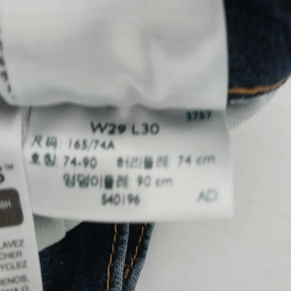 PAIR LADIES LEVI SRTAUSS & Co BLUE DENIM JEANS W29 L30