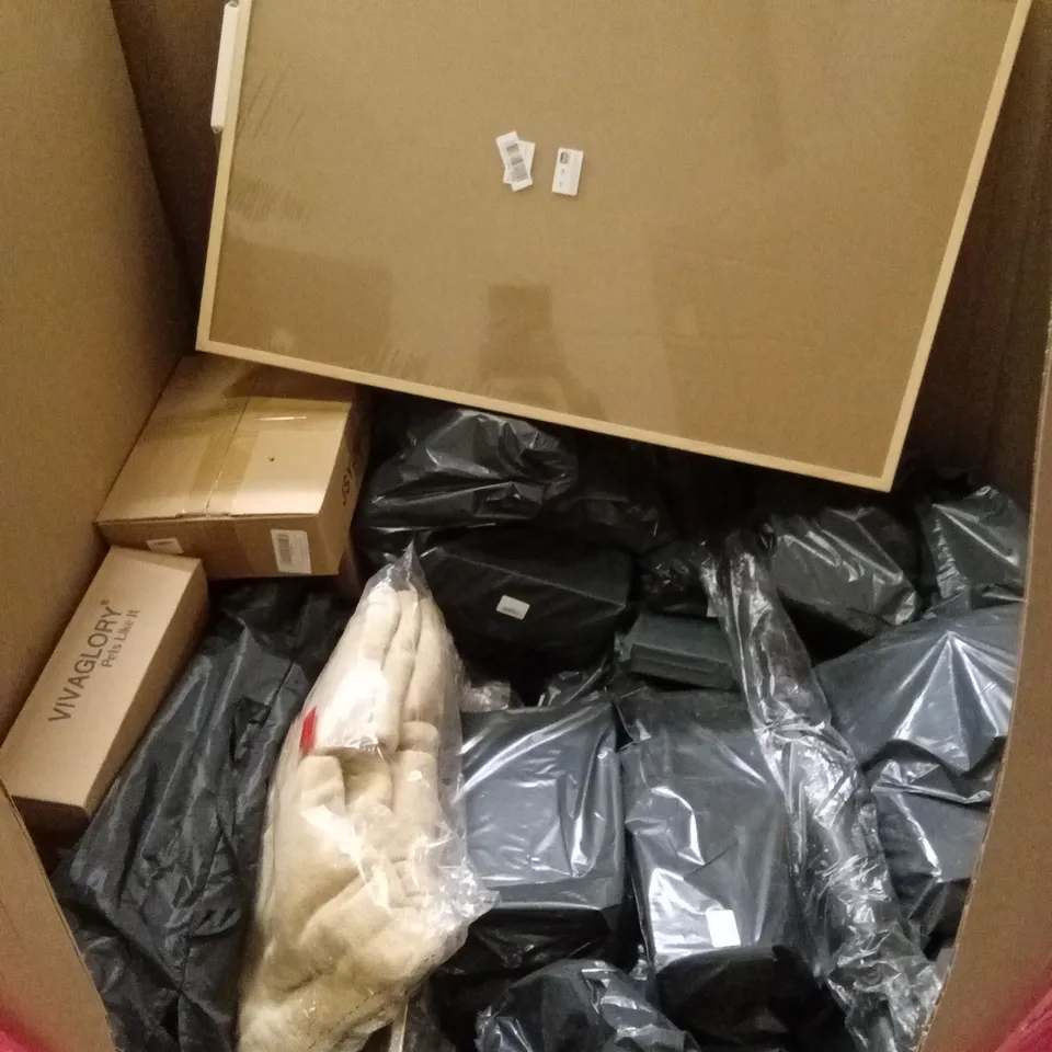 PALLET OF ASSORTED HOUSEHOLD GOODS AND PRODUCTS TO INCLUDE; A LARGE QUANTITY OF LUNCH BOXES, WALL ART DECOR, HANGING WALL FILES HOLDER, CAT LITTER BOX ETC