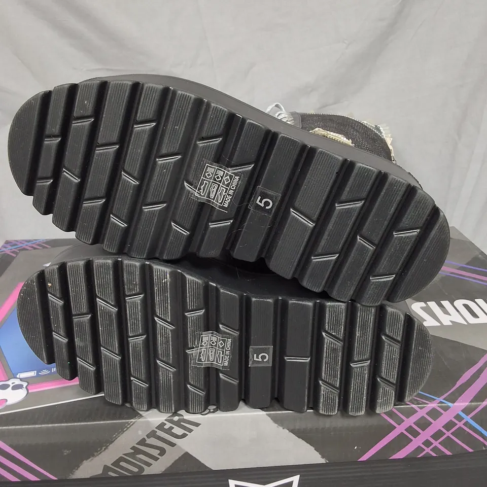 BOXED KOI FRANKIE STEIN FIRECRACKER LONG PLATFORM BOOTS IN GREEN - UK 5